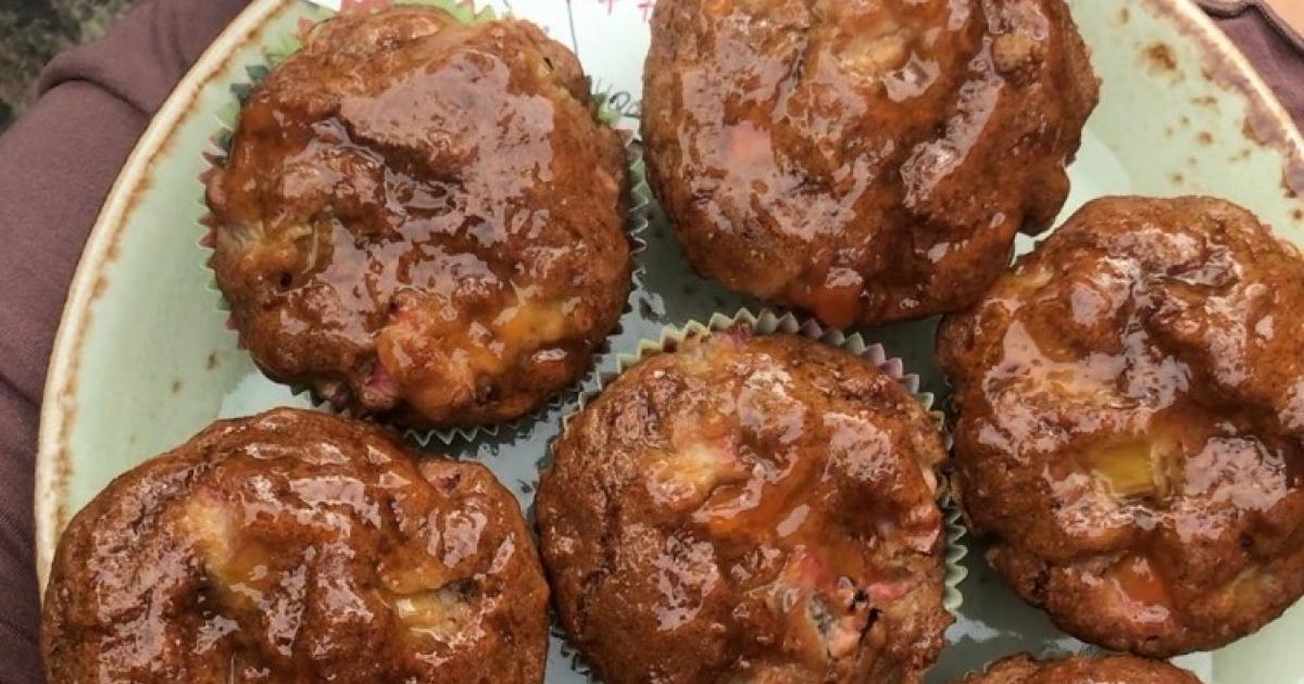 This week we're making Rhubarb muffins and something like Nutella, but healthy! It's warm and sort of sunny here in Stroud and rhubarb is in season: no better time to whip up something with this garden miracle. LOOSE has all the organic dry ingredients you need for these summer babies.  