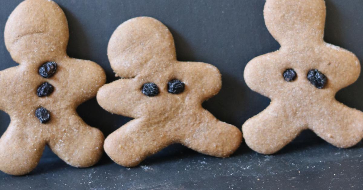 Vegan Christmas baking can be so easy, and you don't even have to melt any coconut oil for these, but use marvellous olive oil instead. You can make gingerbread people out of this dough using currants for buttons or boobs, or how about some shooting stars? Elks are nice too. To avoid buying all of the spices listed, you can easily use a spice mix for gingerbread. If you do purchase all of them, let yourself get lost in the aroma, they're best freshly ground... mmm... enjoy these homemade cookies with a warm